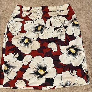 Ann Taylor Twill Red and White Floral Pencil Skirt. Size 8